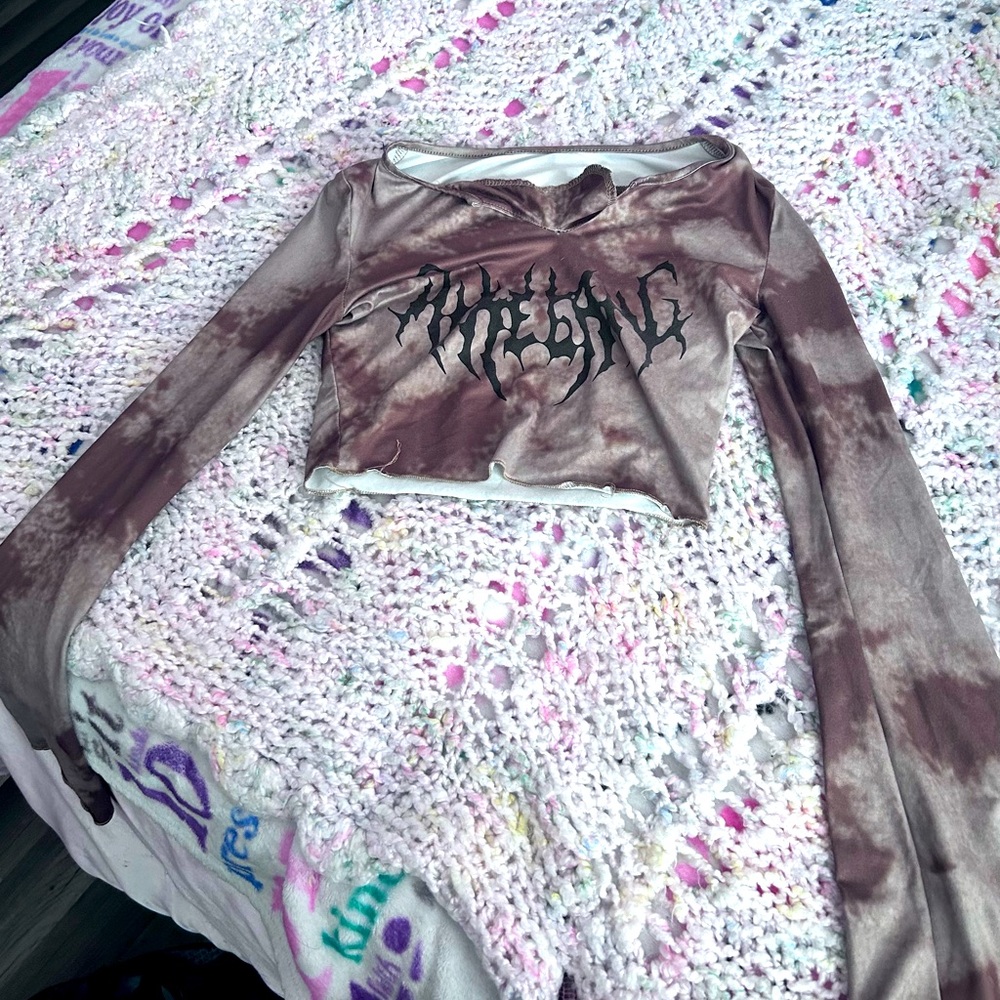 If your into y2k, this is your shirt!